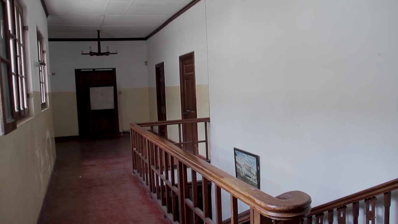 Vista interior de um longo corredor em um edifício antigo