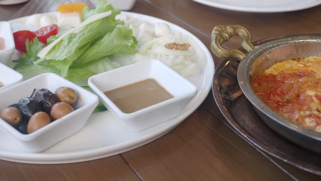 메네멘, 올리브, 치즈, 신선한 채소를 곁들인 전통적인 터키식 아침 식사
