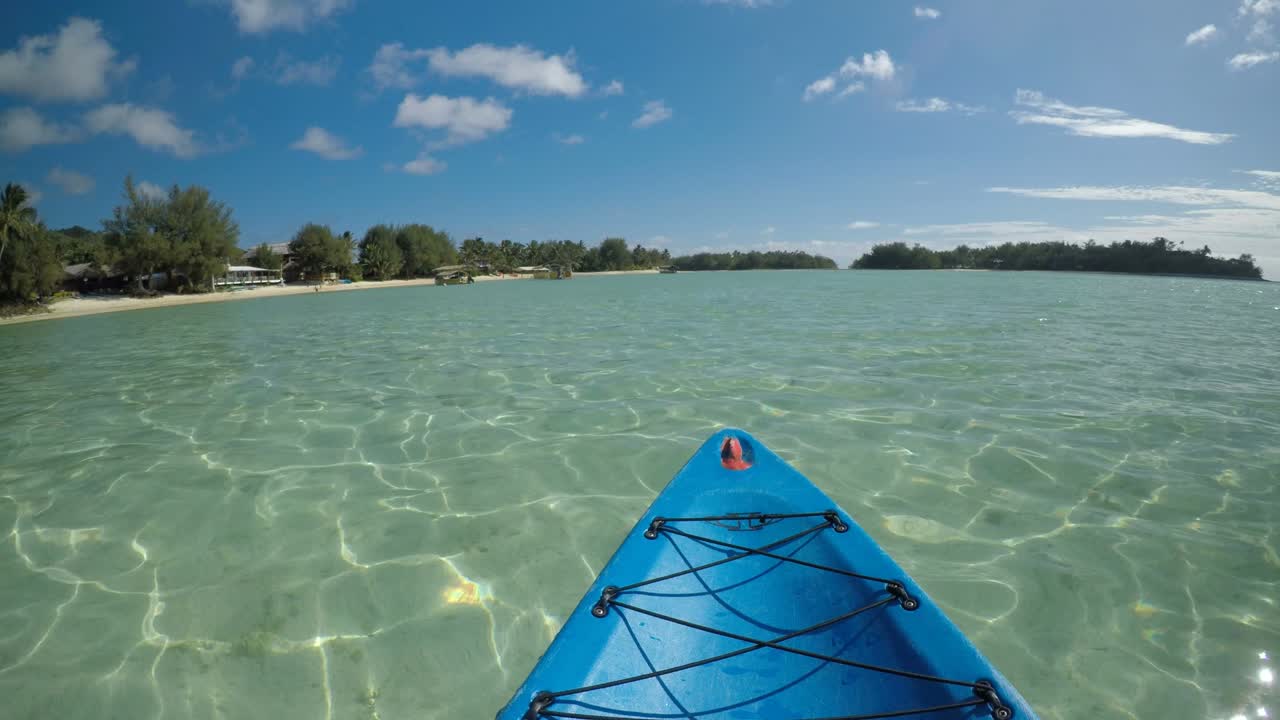 kayak sobre la laguna muri en las islas cook de rarotonga