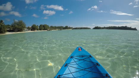 kayak sobre la laguna muri en las islas cook de rarotonga