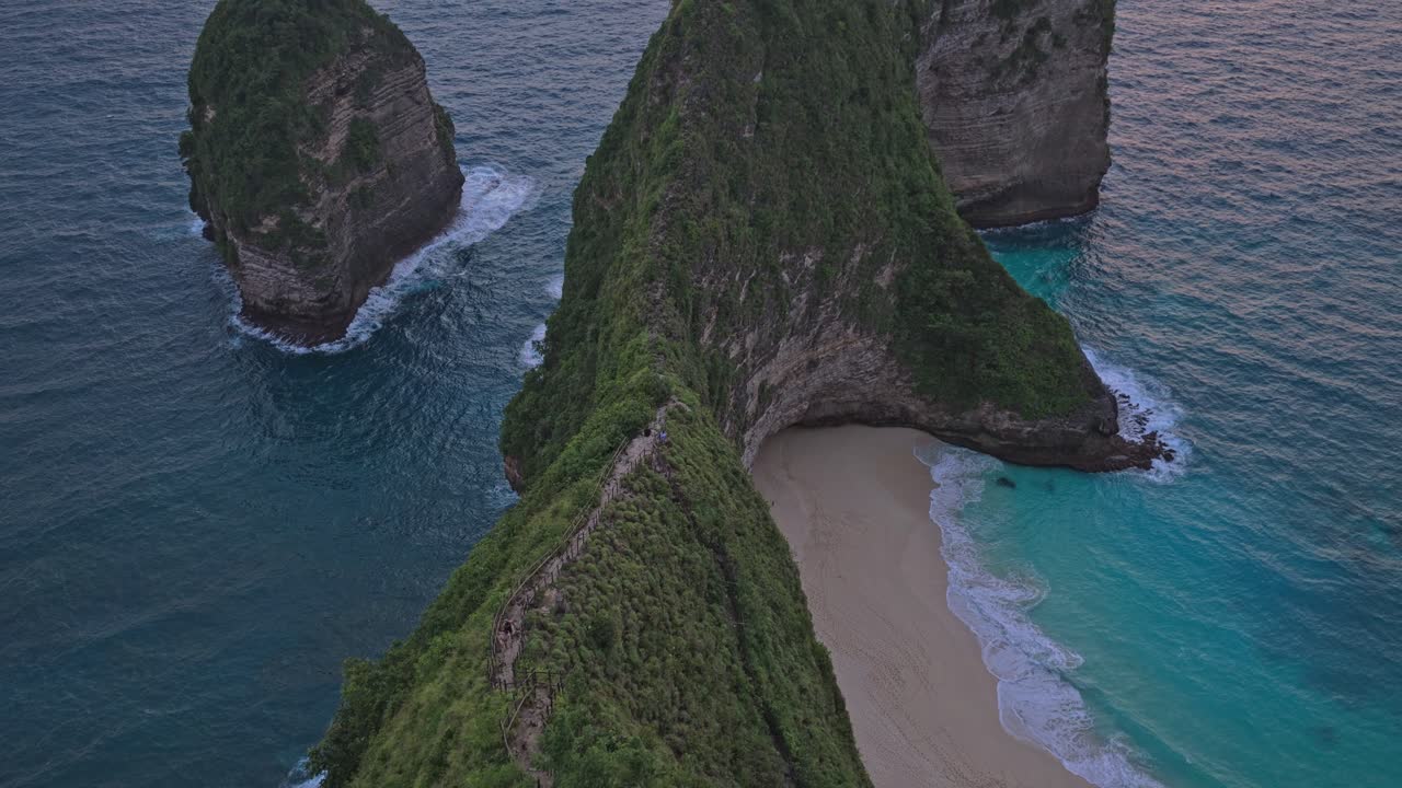 Letecký pohled na pláž Kelingking na Nusa Penida při západu slunce