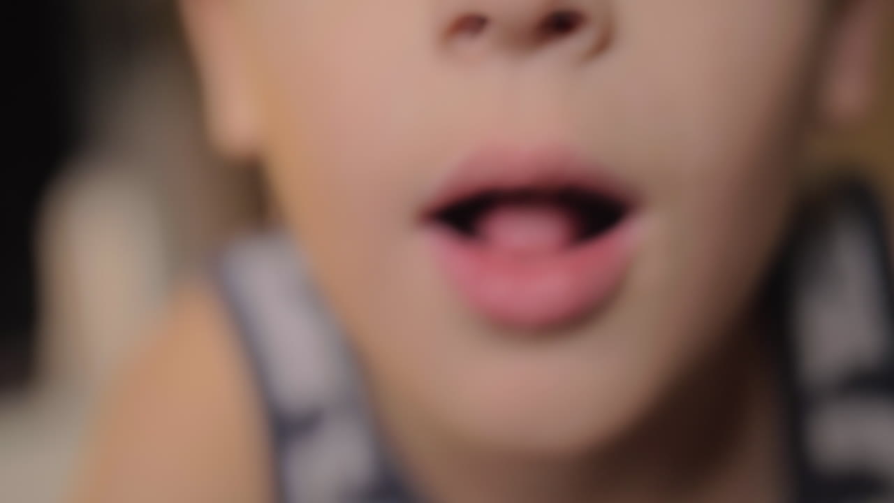 베개 를 가지고 놀고 있는 행복 한 어린 소년