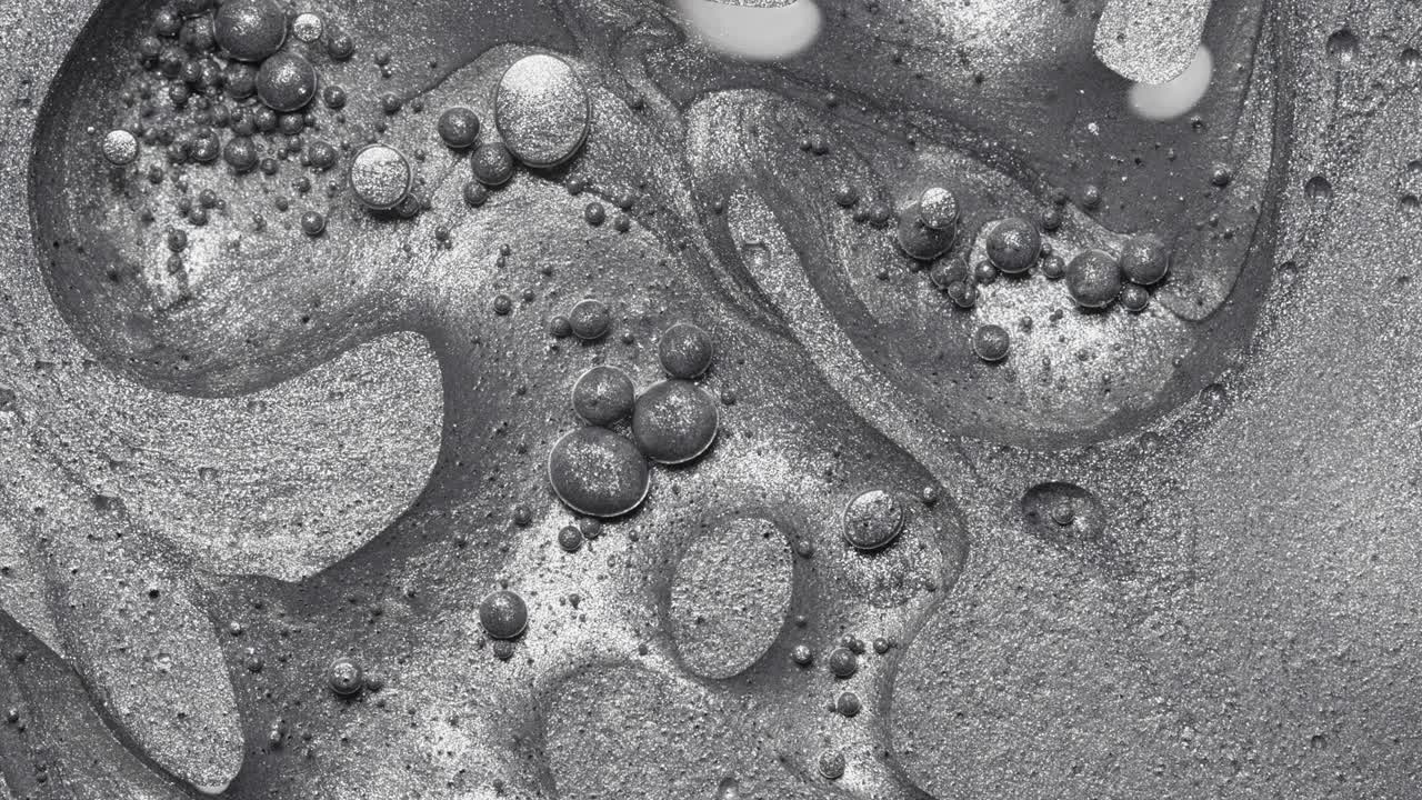 밝은 거품이 반이고 있습니다.