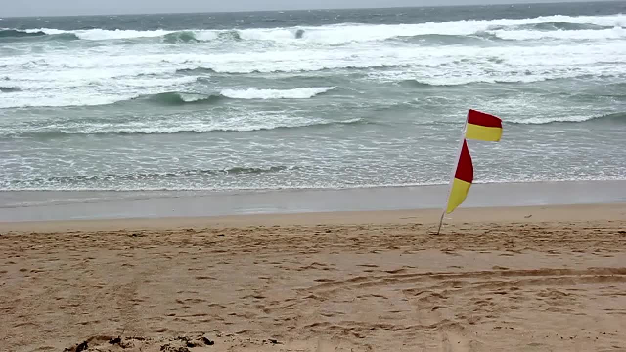Scena sulla spiaggia con bandiera del bagnino