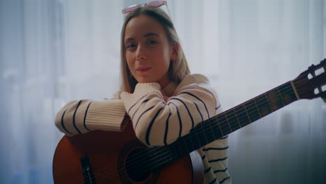 mujer tocando la guitarra escribiendo canciones componiendo música