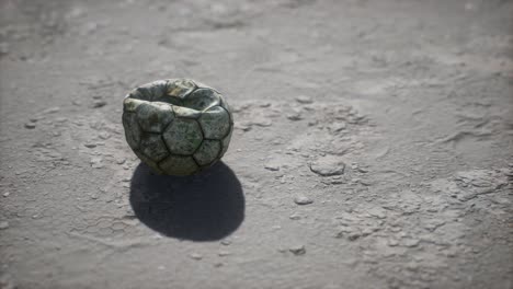 Viejo-Balon-De-Futbol-El-Piso-De-Cemento