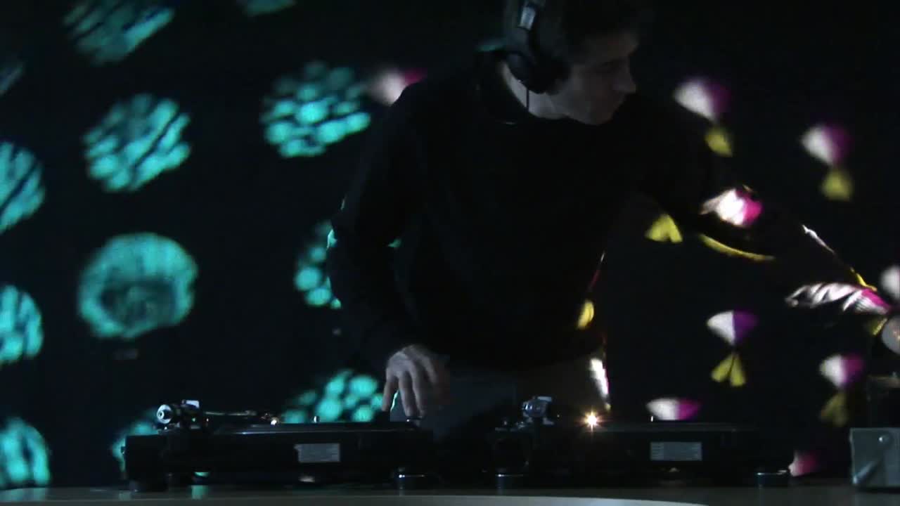 dj en el trabajo en la discoteca 02