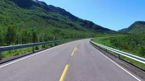 conducir un coche en una carretera en noruega