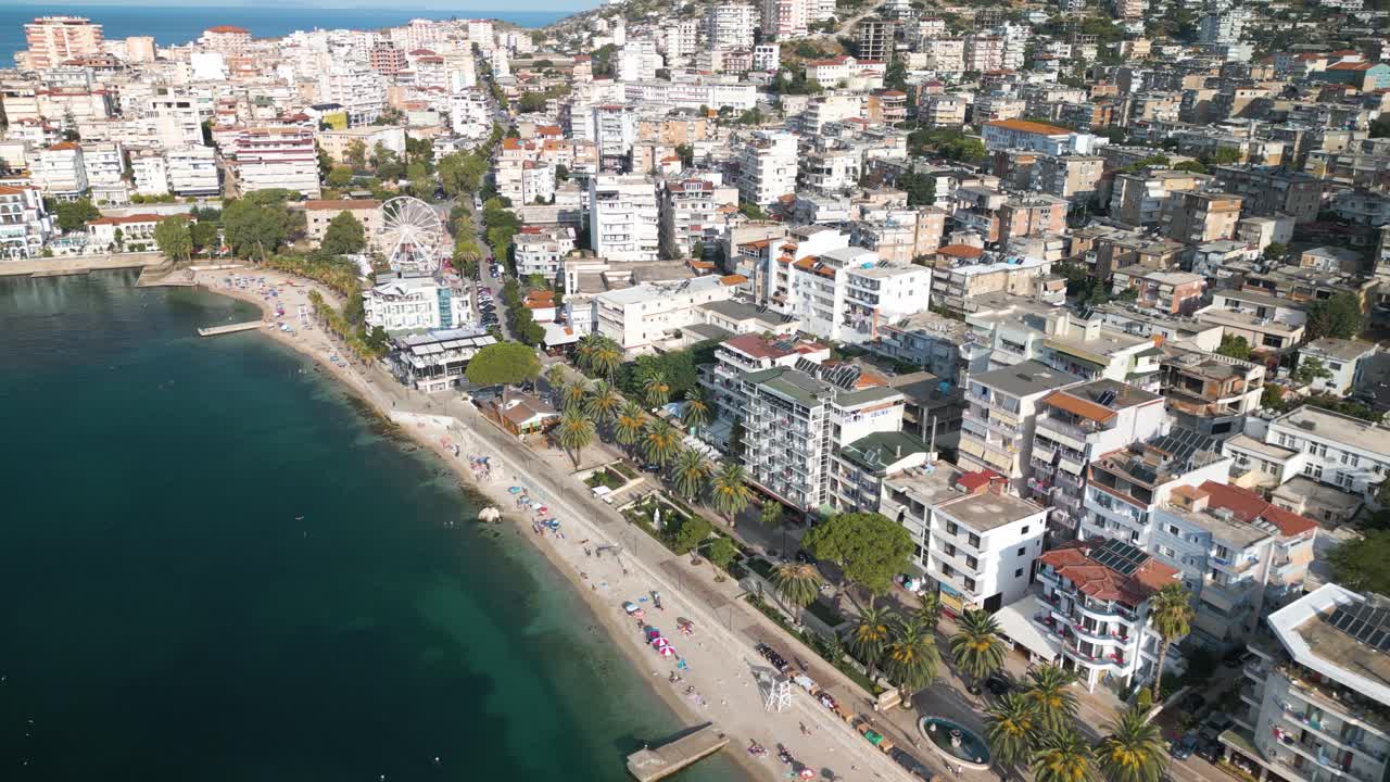 hermoso vuelo de avión no tripulado sobre saranda, albania