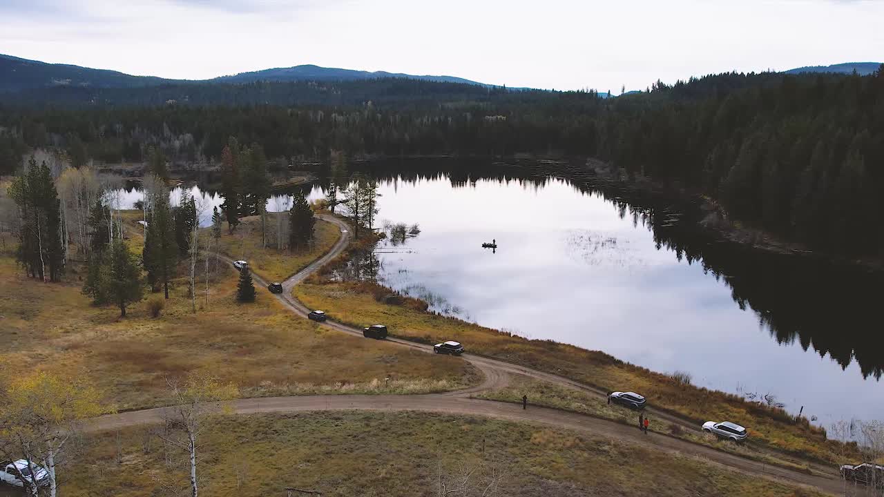 range rovers en un convoy en un evento fuera de carretera