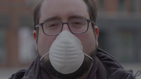 un hombre con una máscara facial durante la pandemia de coronavirus