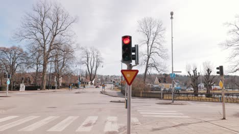 semáforo - semáforo rojo, que muestra la señal de parada en la intersección de motala, suecia