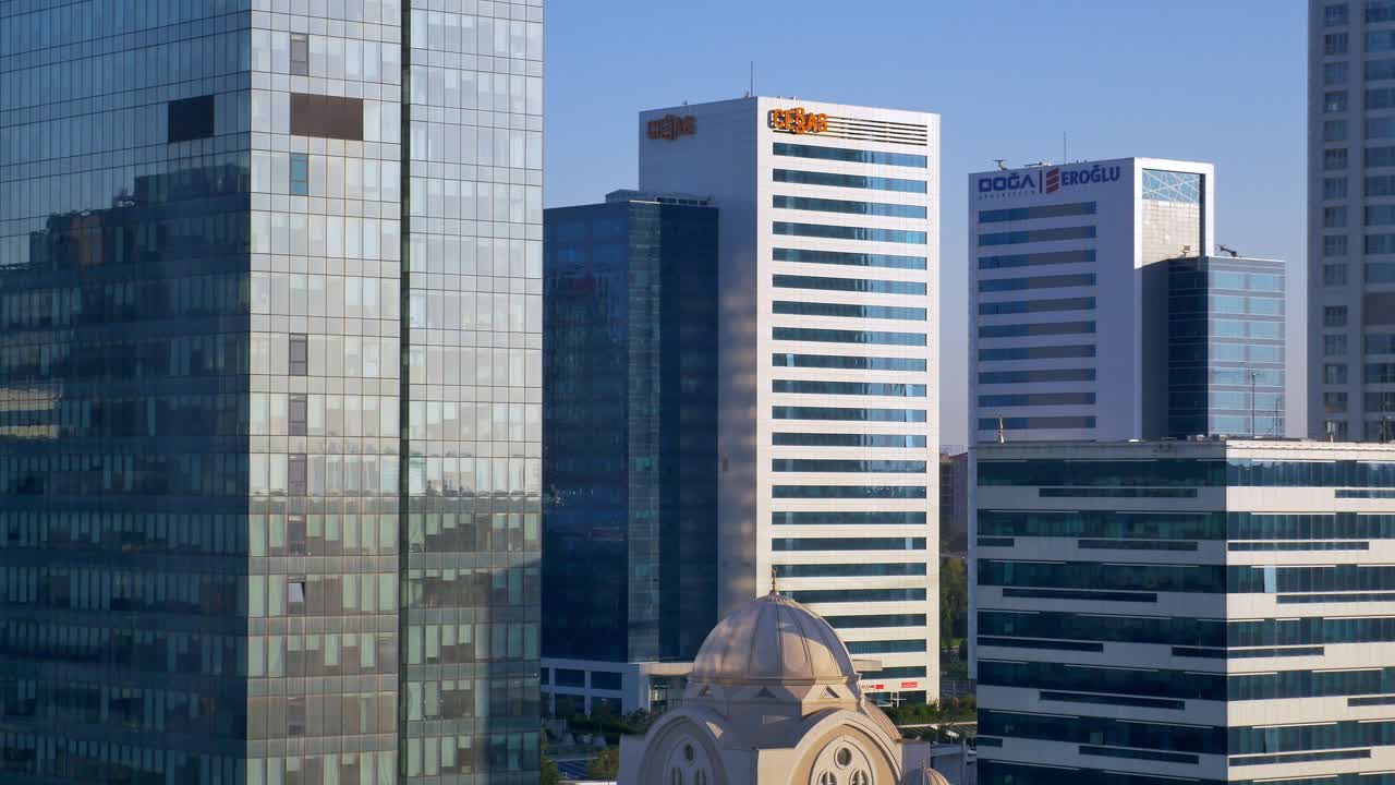 современные небоскребы в городе