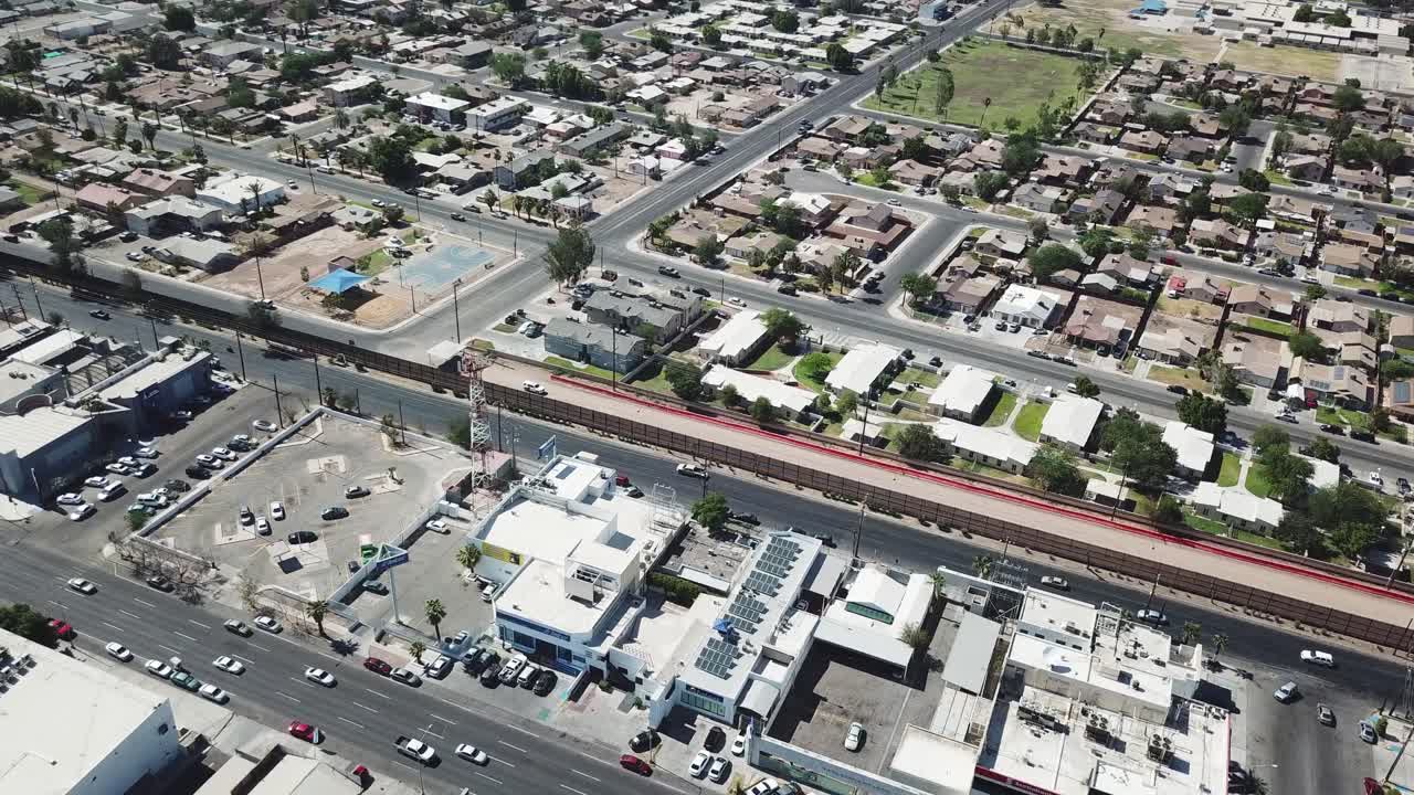 vista de un dron volando alrededor de la frontera entre estados unidos y méxico