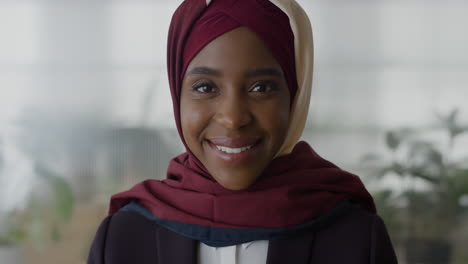 Primer-Plano-Retrato-Exitosa-Mujer-De-Negocios-Negra-Riéndose-Disfrutando-De-Una-Carrera-De-Gestión-Profesional-Hermosa-Mujer-Musulmana-Afroamericana-Usando-Hijab-En-La-Oficina