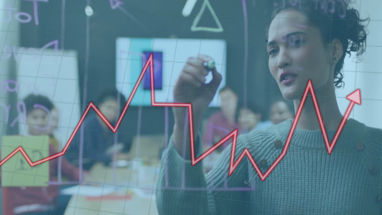 animación de flechas y diagramas sobre diversos colegas discutiendo el trabajo en la oficina