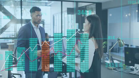 animación del procesamiento de datos financieros sobre diversas personas de negocios en la oficina