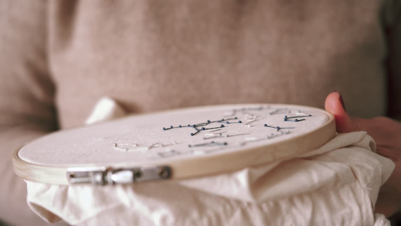 집 에서 허프 를 가지고 봉제 를 하는 얼굴 이 없는 여자