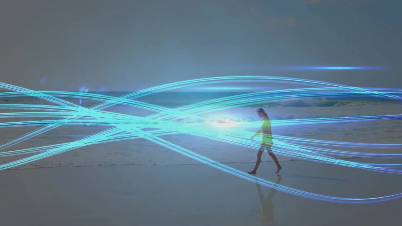 Brilho azul aparecendo no horizonte ativando fitas de tecnologia que atravessam mulher caminhando na orla