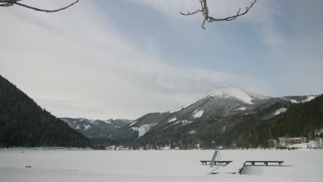 See-In-Österreich-Mit-Schnee-Zugefroren