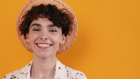 mujer sonriente con sombrero de paja y gafas de sol