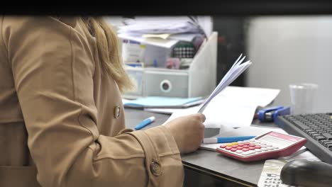 Mujer-Irreconocible-Con-Abrigo-Prepara-Documentos-En-El-Cargo-Antes-De-Irse-A-La-Reunión