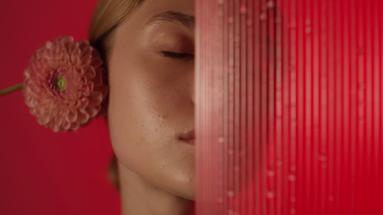 mujer con una flor, retrato en primer plano