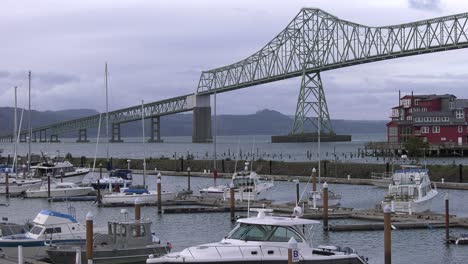 Blick-Auf-Den-Hafen-Von-Astoria,-Oregon---Brücke