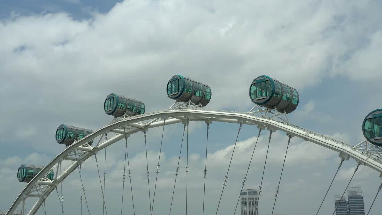 싱가포르의 유명한 플라이어 캐빈 클로즈업 항공 파노라마 4k