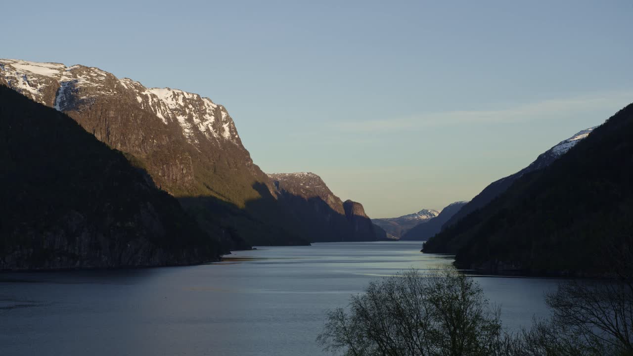 Betagende solnedgang timelapse af solen der kravler op ad bjergsiden Veafjorden - Norge