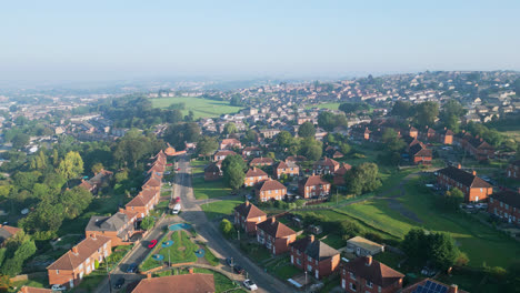 La-Mirada-De-Un-Dron-A-La-Finca-Municipal-De-Dewsbury-Moore,-Reino-Unido,-Que-Muestra-Viviendas-De-Ladrillo-Rojo-Y-La-Industria-De-Yorkshire-En-Un-Día-Soleado.