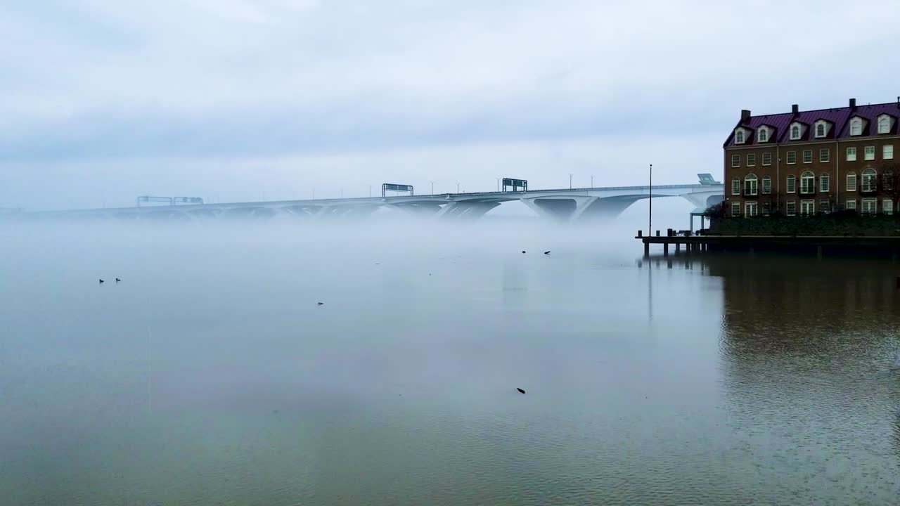 Historic misty timelapse of city bridge.