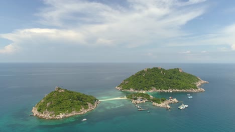 la isla de nang yuan es un paraíso tropical.