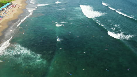 Surfistas-Aficionados-Disfrutando-De-Las-Olas-En-La-Playa-De-Batu-Bolong,-Bali