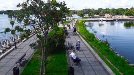 gente caminando y sentada entre dos lagos