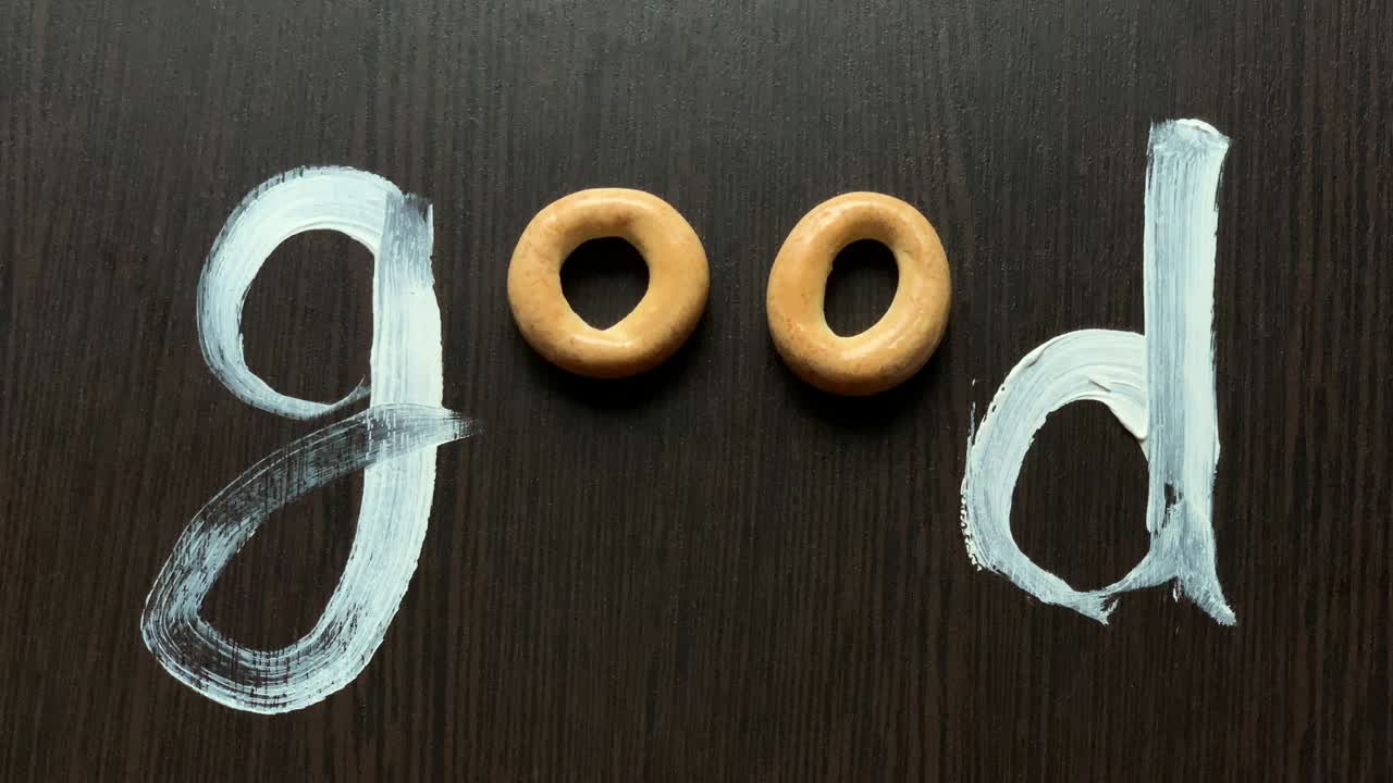 선과 신이라는 단어들은 색과 건조의 도움으로 쓰여져 있습니다.