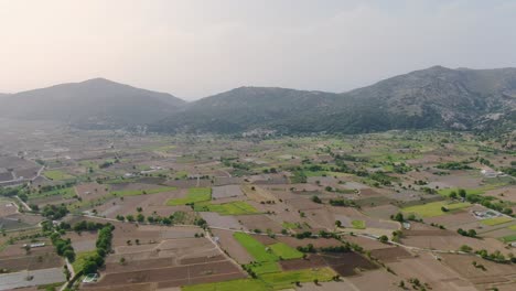 Hermosa-Meseta-Con-Campos-Agrícolas-Verdes,-Creta