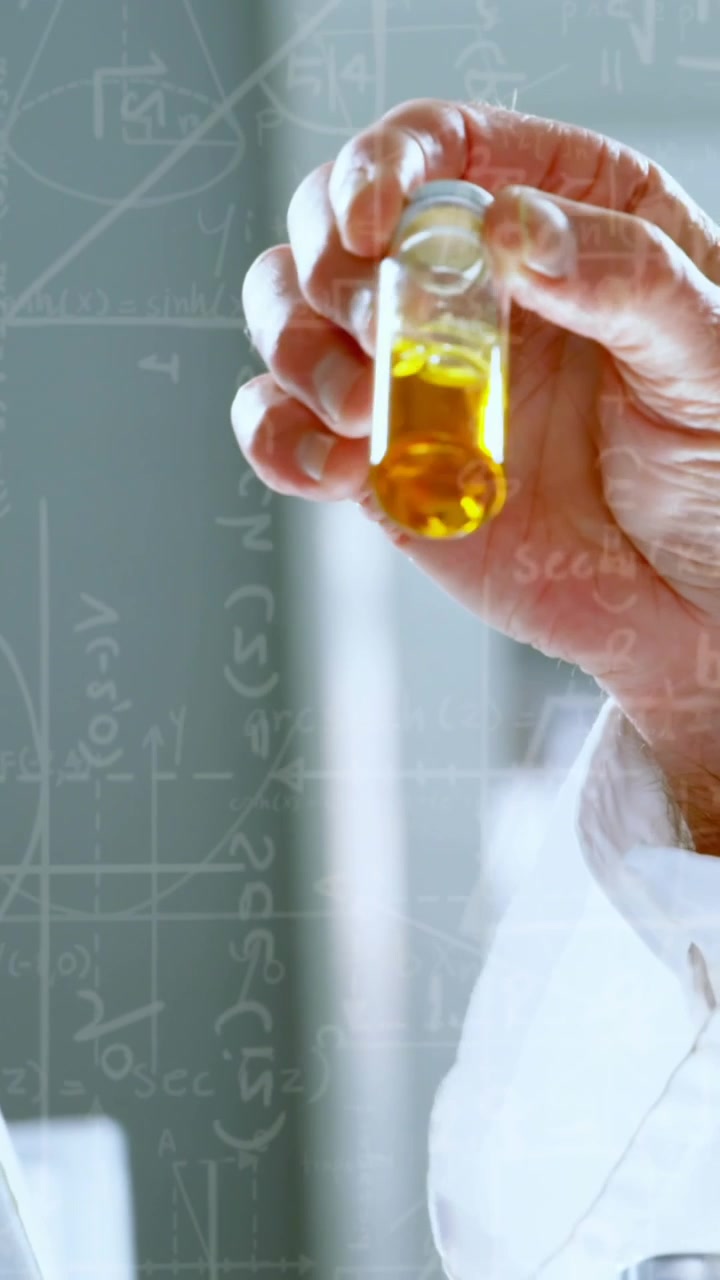 Animazione di formule chimiche sulle mani di un tecnico di laboratorio maschio caucasico con un campione