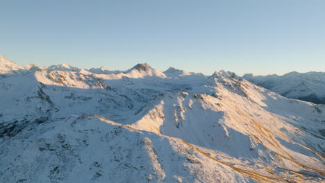 Verschneite-Landschaft-Des-Mont-Edle-Gipfels-Bei-Sonnenuntergang-Im-Wallis,-Schweiz