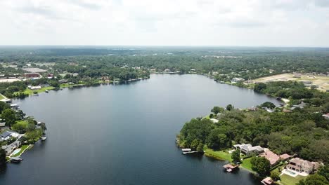 Residential-area-and-lake-surrounded-by-nature-on-near-Orlando,-Florida