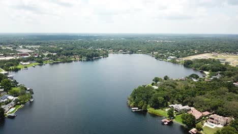 zona residencial y lago rodeado de naturaleza cerca de orlando, florida