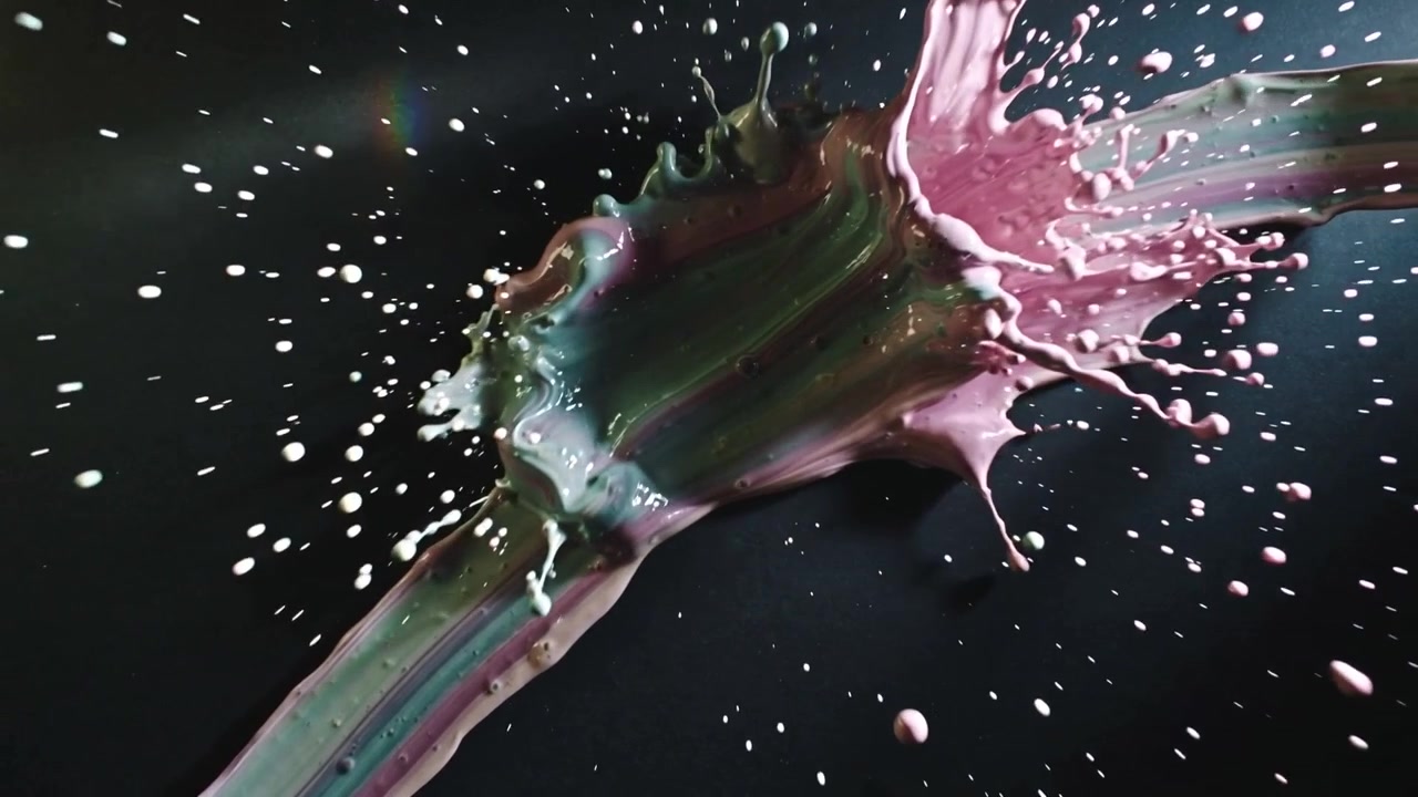 Atingindo o centro de uma película de tinta, fita ejetando gotículas e formando uma coroa em superfície preta, prisma