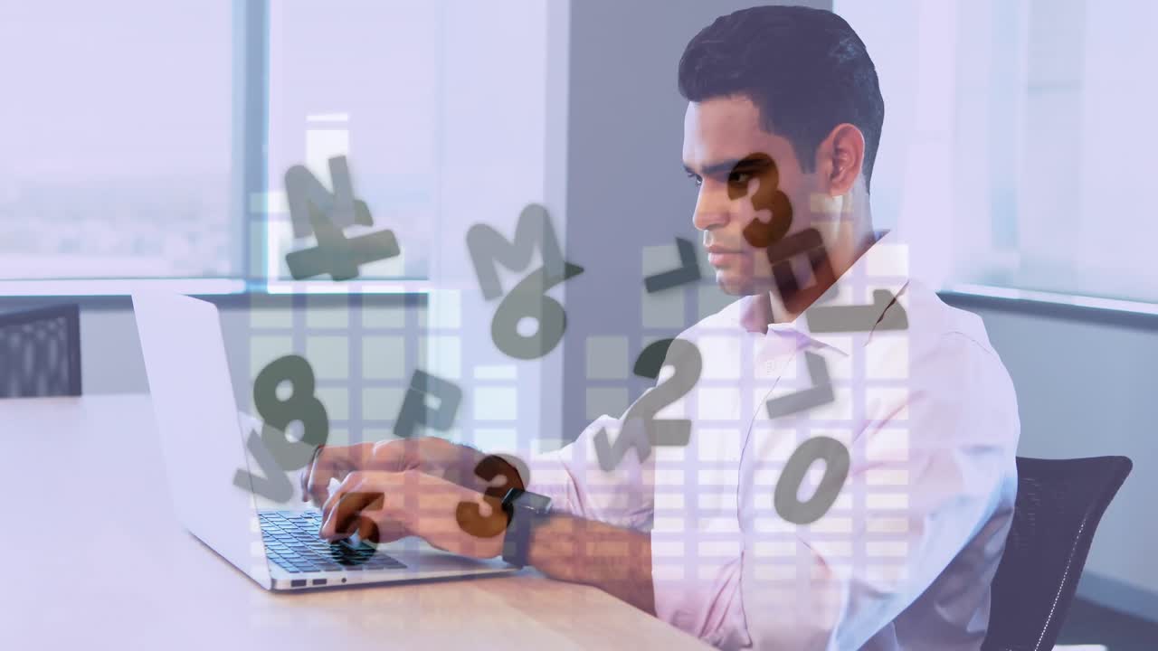 animación de columnas móviles y procesamiento de datos sobre un empresario biracial que usa una computadora portátil en la oficina