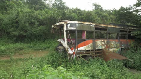 破壞和被遺棄的巴士被拋棄在城市繞道路旁邊的右邊,慢速拍攝