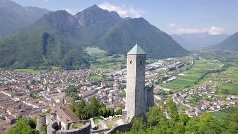 이탈리아 트렌티노(trentino)의 보르고 발수가나(borgo valsugana)의 탁 트인 전망과 도시와 산의 전망