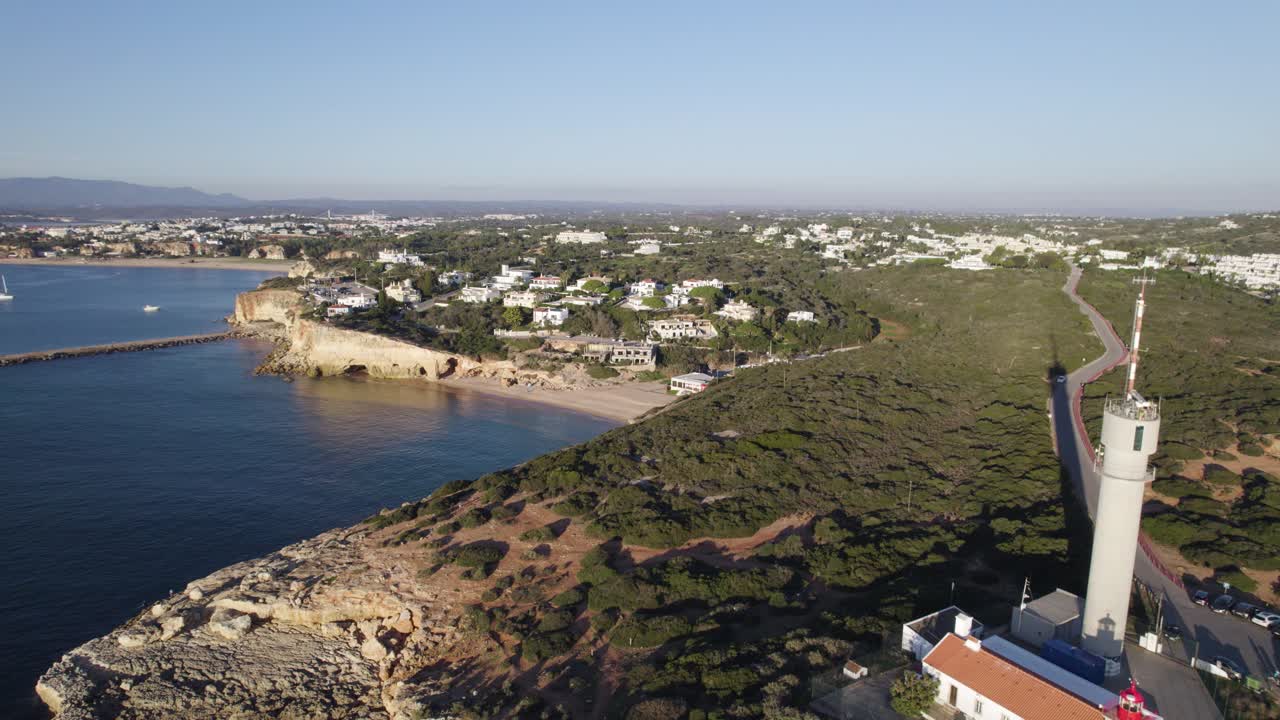 acantilados y playas en ferragudo, el encantador faro del altar de ponta do, el impresionante paso aéreo de la costa