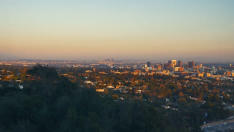 Con-Vistas-A-Los-Ángeles-Al-Atardecer.