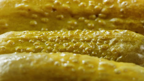 primer plano de pepinos en vinagre