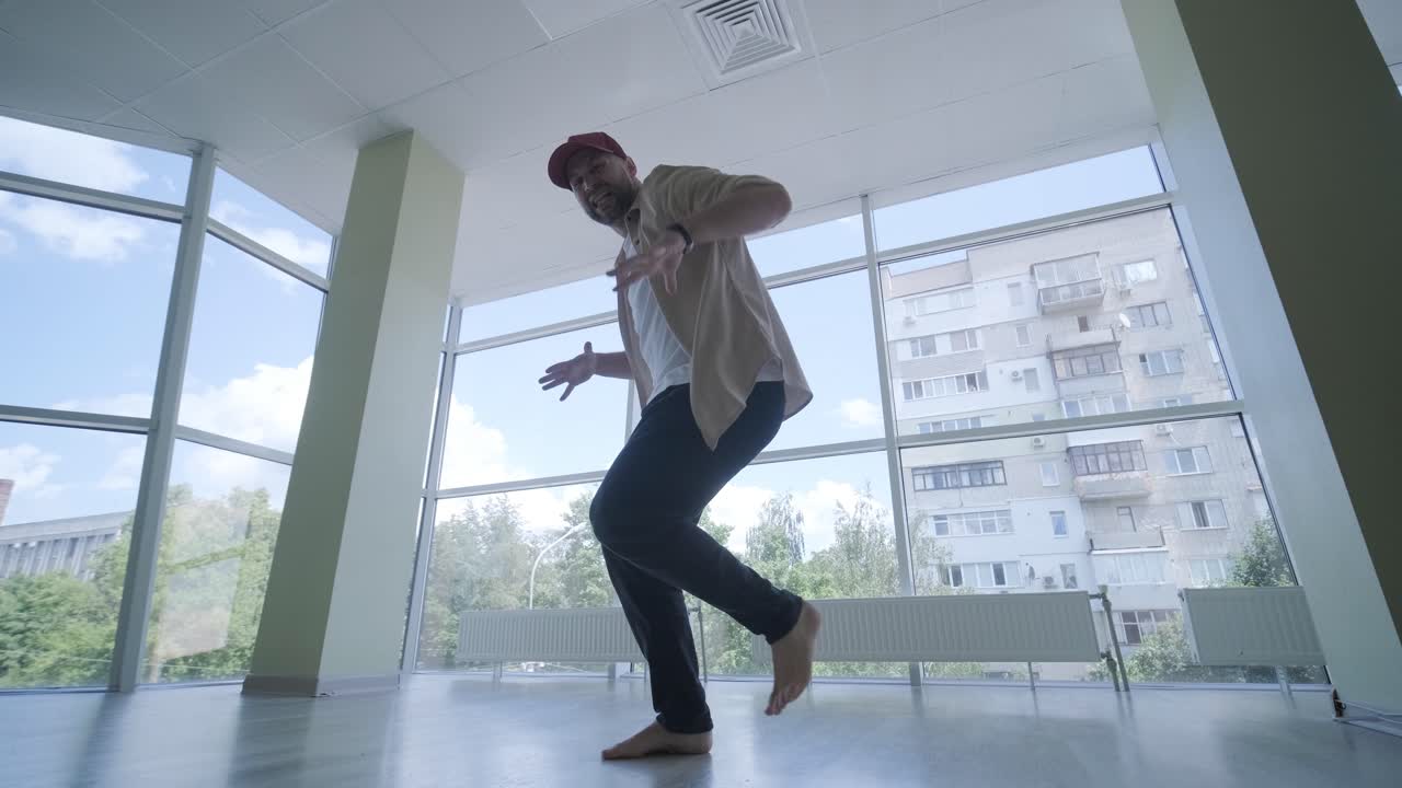joven elegante bailando break dance y coreografía. rendimiento, movimiento, estilo y concepto de moda