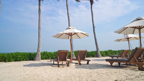 sombrilla con silla de playa y fondo marino - concepto de vacaciones y vacaciones